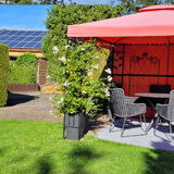 Sonnengeschützte Sitzecke im Garten